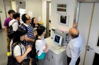 Medical alumni tour the core laboratories at the Lo Kwee-Seong Integrated Biomedical Sciences Building